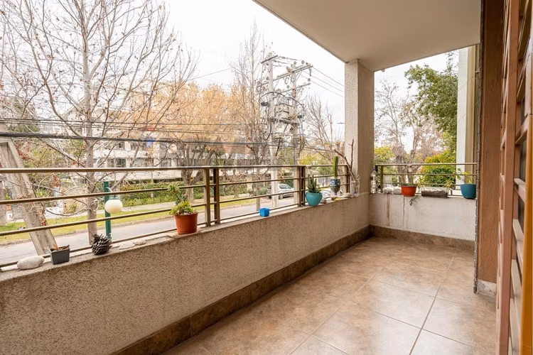 90 mts2.construidos/3d/2b/ metro simon bolivar