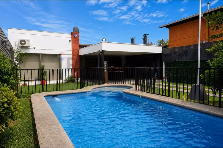 Renovada casa con piscina, cuadras metro el parrón