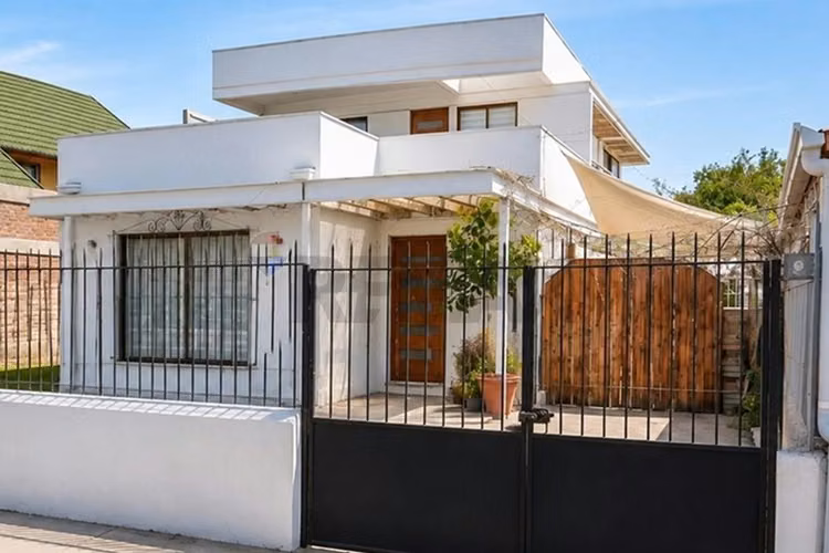 Casa de 2 pisos remodelada  | 341 m² de terreno