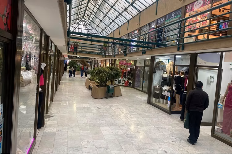 "se vende local primer piso paseo del mar."