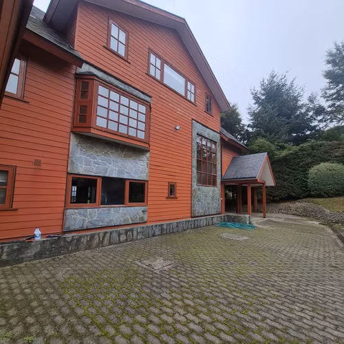 AMPLIA CASA EN TERRENO DE 2500 M2
