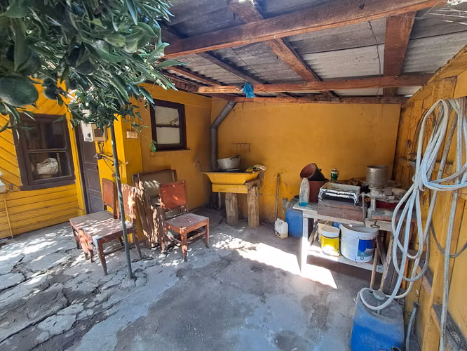 CASA AMPLIA CON PATIO, JARDIN AL LADO DEL METRO