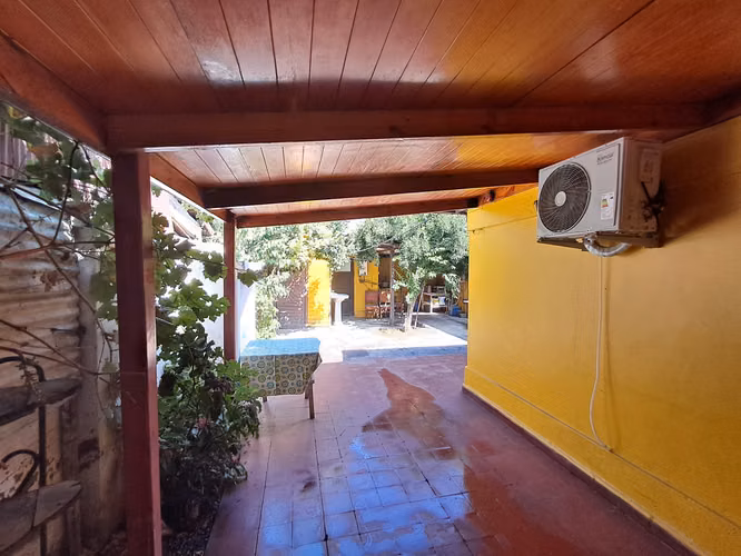 CASA AMPLIA CON PATIO, JARDIN AL LADO DEL METRO