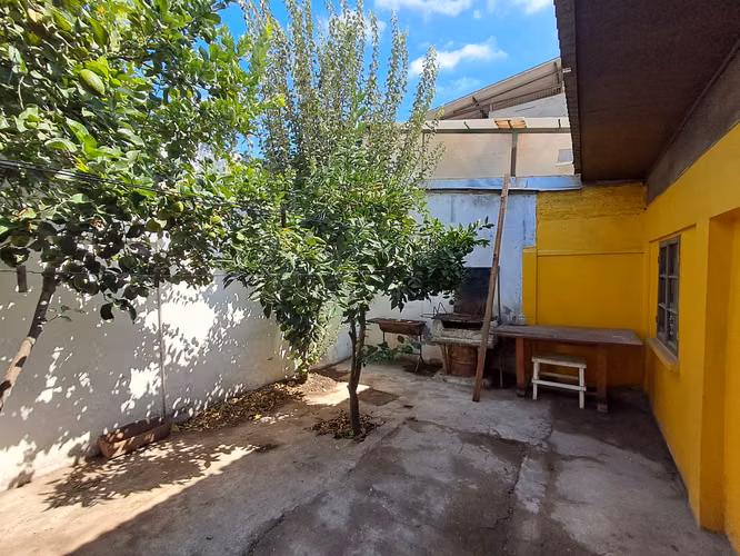 CASA AMPLIA CON PATIO, JARDIN AL LADO DEL METRO