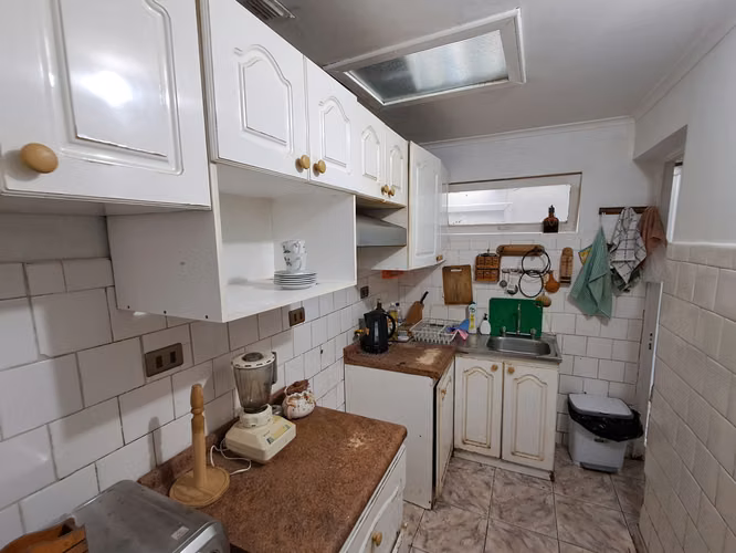 CASA AMPLIA CON PATIO, JARDIN AL LADO DEL METRO