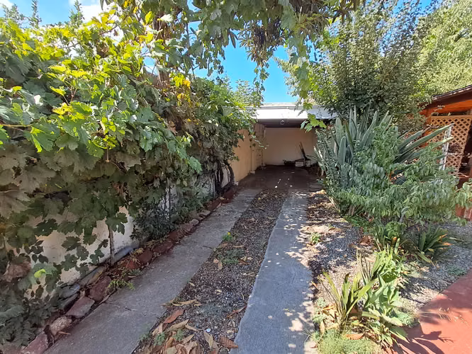 CASA AMPLIA CON PATIO, JARDIN AL LADO DEL METRO