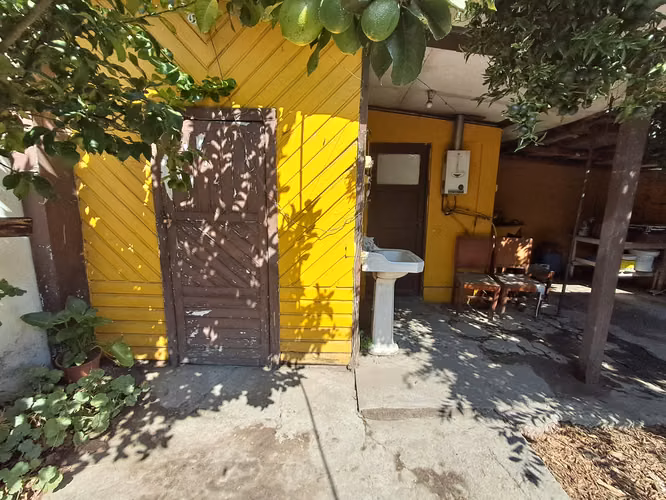 CASA AMPLIA CON PATIO, JARDIN AL LADO DEL METRO