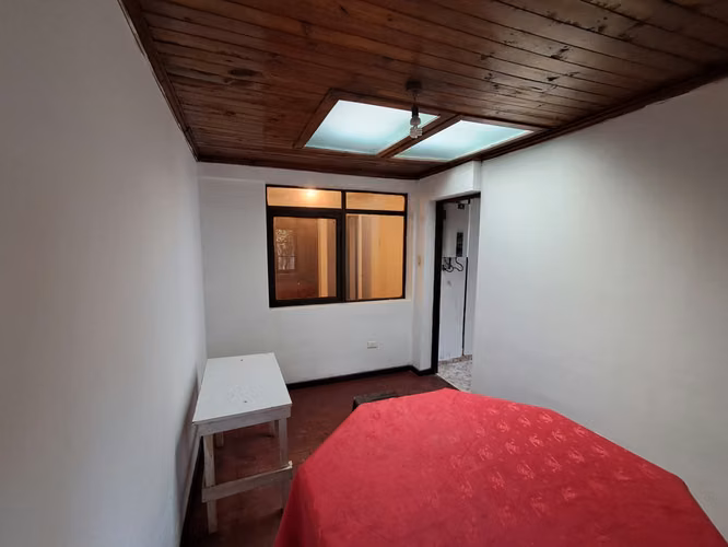 CASA AMPLIA CON PATIO, JARDIN AL LADO DEL METRO