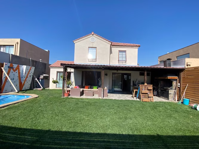 CASA 3D/3B EN LAGUNA DEL SOL CON PISCINA Y AMPLIO PATIO