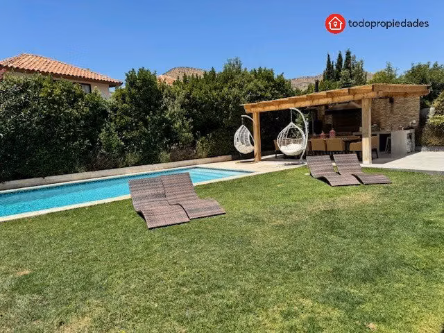 Exclusiva Casa Remodelada en  Condominio Chamisero