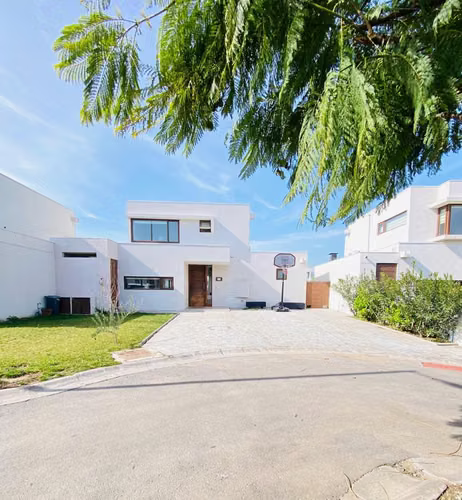 ARRIENDO CASA MEDITERRÁNEA EN CONDOMINIO, NO PERIMETRAL. CHICUREO NORTE / 3D + 3B + Quincho + Piscina / A pasos Colegio Highlands: $1.550.000