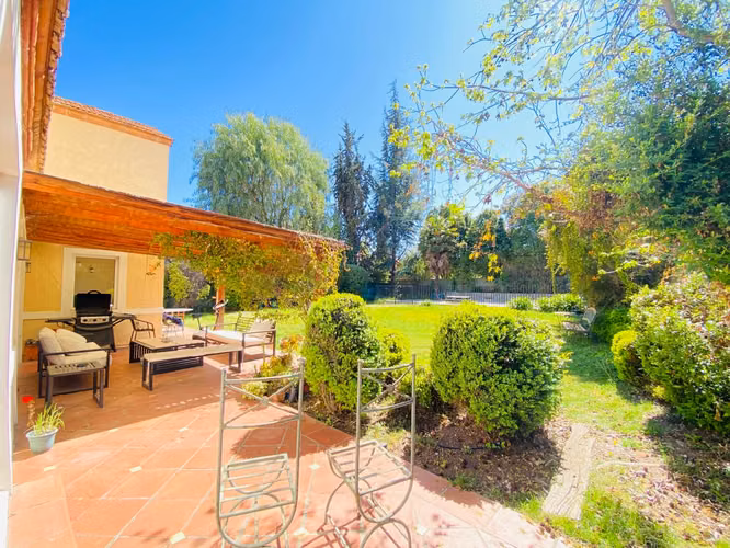 VENTA CASA PROVENZAL EN PIEDRA ROJA / 5D + ESCRITORIO + SERVICIO / ¡A PASOS DEL COLEGIO SAN JOSÉ Y VERBO DIVINO!: UF 15.800