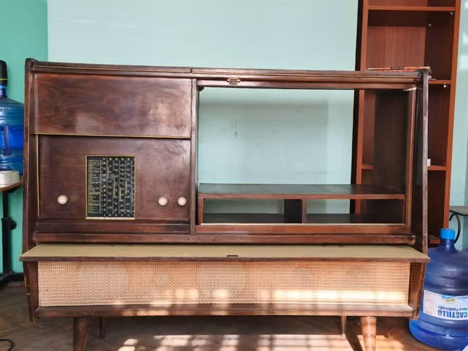 Radiomueble antiguo vintage años 50–60 aprox. – ideal restauración
