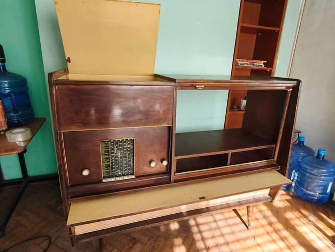 Radiomueble antiguo vintage años 50–60 aprox. – ideal restauración