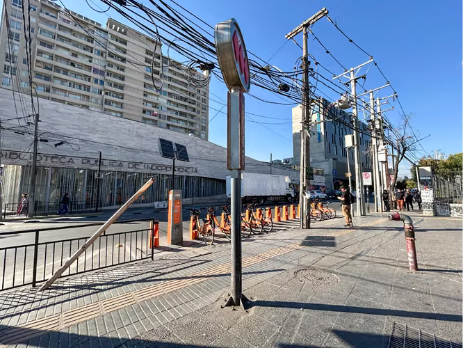Oportunidad Depto 2D1B cerca Metro Hospitales