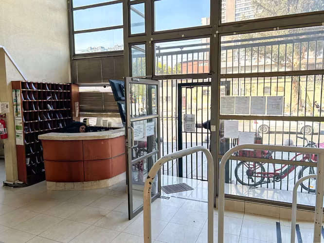 Oportunidad Depto 2D1B cerca Metro Hospitales