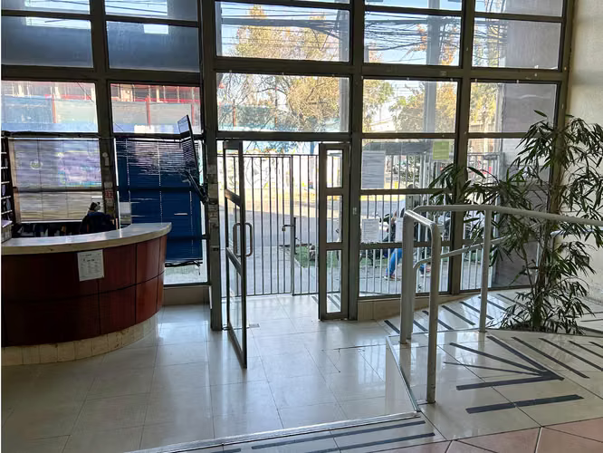 Oportunidad Depto 2D1B cerca Metro Hospitales