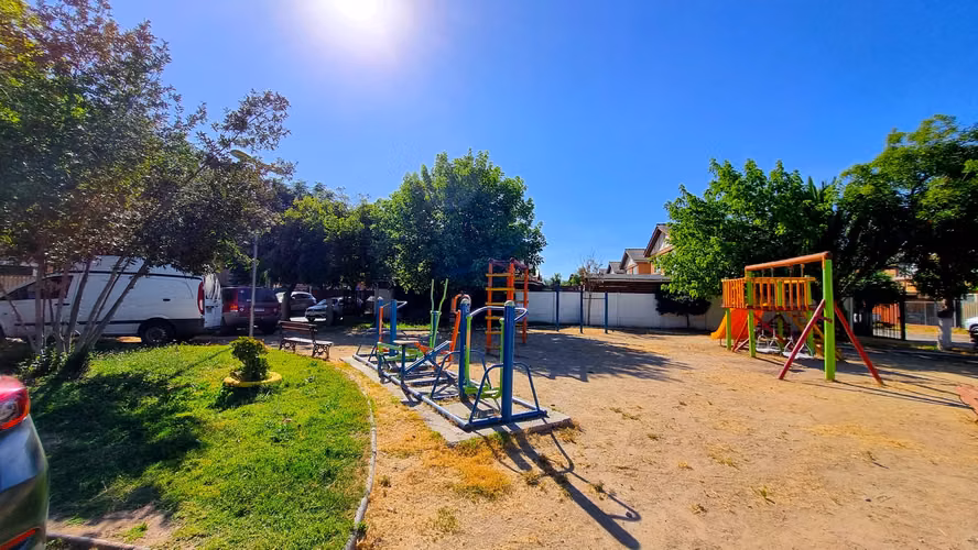 Linda y amplia casa de 2 pisos, 3 dormitorios, Villa Los Álamos, Peñaflor