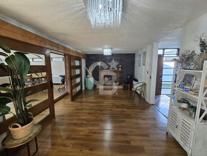 Amplia casa con 6 dorm. y sala de juegos en Mirador Bahía - Imagen 3