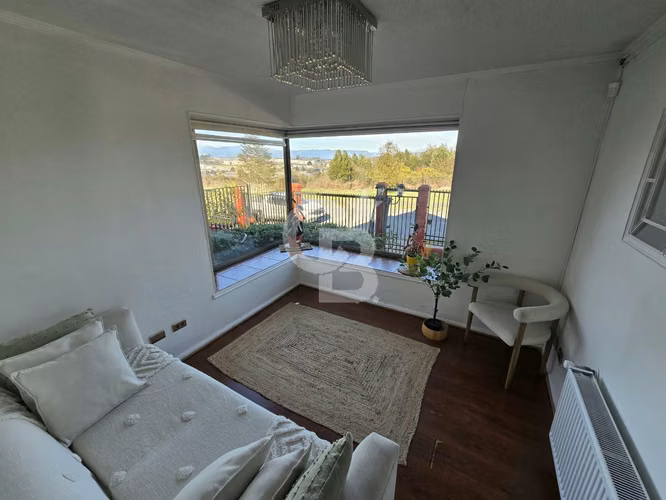 Amplia casa con 6 dorm. y sala de juegos en Mirador Bahía - Imagen 2