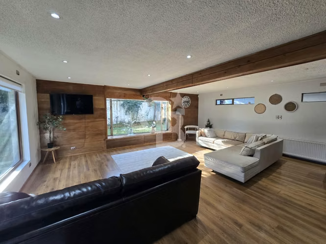 Amplia casa con 6 dorm. y sala de juegos en Mirador Bahía - Imagen 5