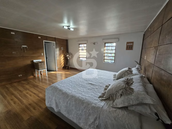 Amplia casa con 6 dorm. y sala de juegos en Mirador Bahía - Imagen 16