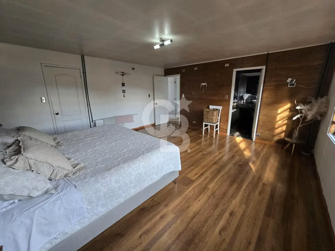 Amplia casa con 6 dorm. y sala de juegos en Mirador Bahía - Imagen 15