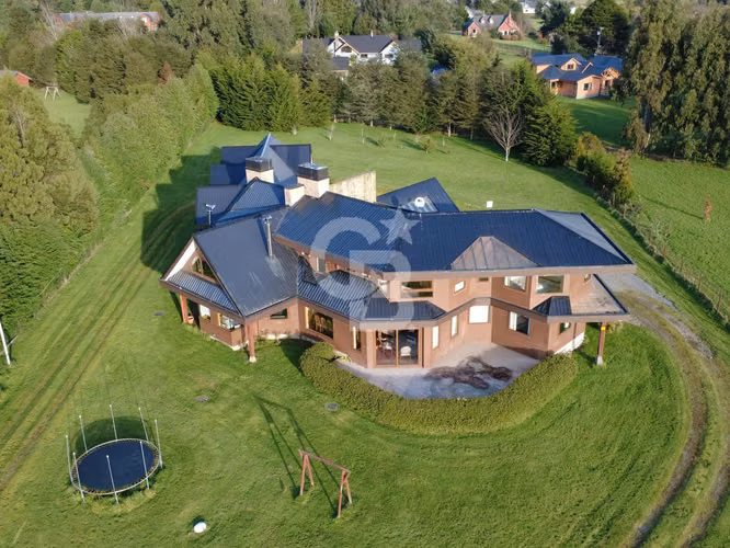 Majestuosa Casa en Puerto Varas con Amplios Espacios
