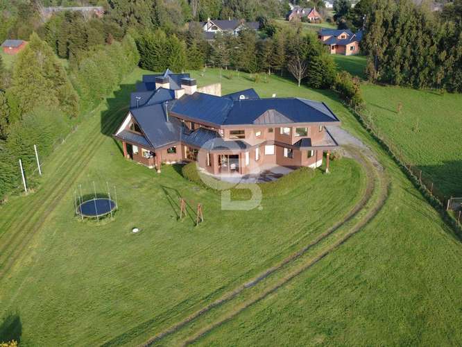 Majestuosa Casa en Puerto Varas con Amplios Espacios - Imagen 4