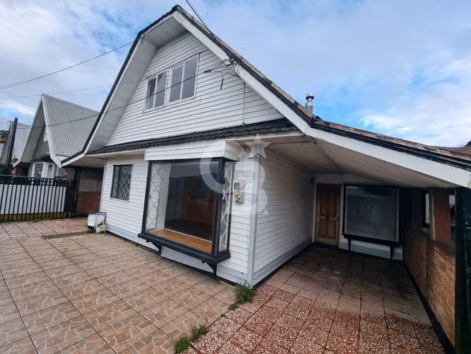 Casa amplia en Puerto Montt: 4D/3B, céntrica y luminosa.