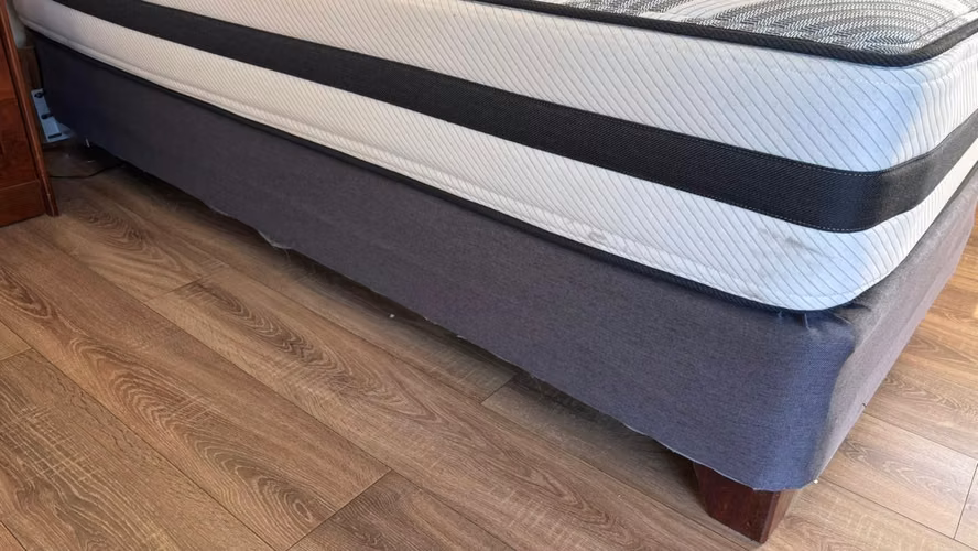 Vendo cama cic king con 2 veladores y colchon