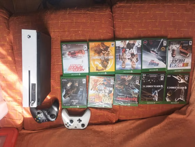Xbox one s + 10 juegos fisicos y repuestos