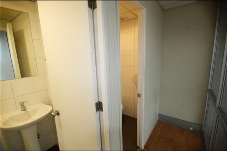 Oficina cercana al Metro de vista privilegiada en piso alto.