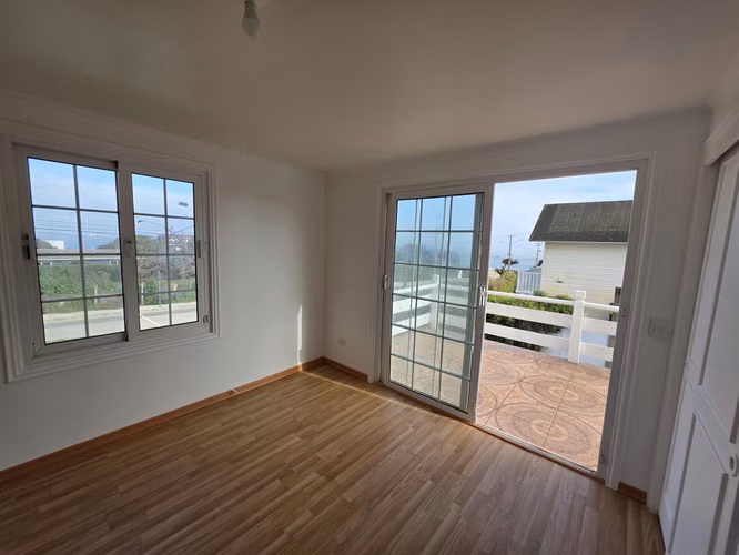 Vende casa en calle El Litoral, Santo Domingo. 5 dormitorios y 3 baños