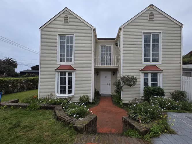 Vende casa en calle El Litoral, Santo Domingo. 5 dormitorios y 3 baños
