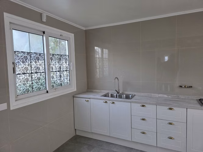 Vende casa en calle El Litoral, Santo Domingo. 5 dormitorios y 3 baños