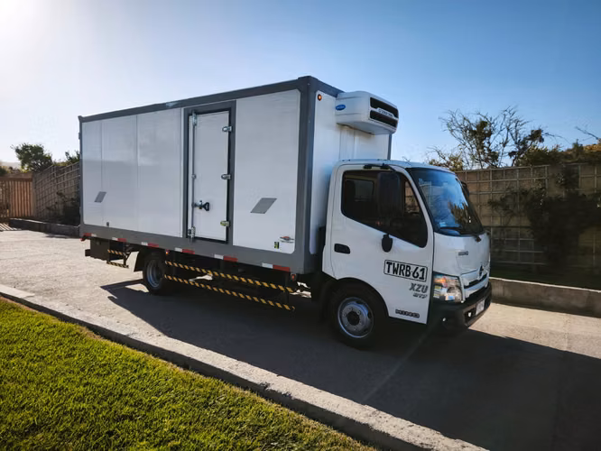 hino  300 xzu 817