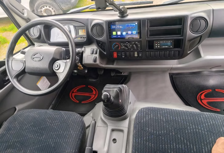 hino  300 xzu 817