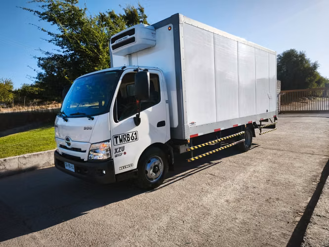 hino  300 xzu 817