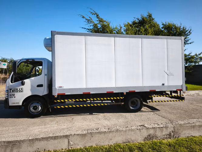 hino  300 xzu 817
