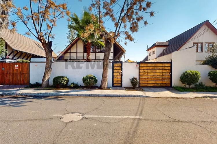 Hermosa casa familiar con piscina, peñalolen