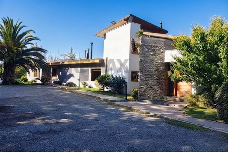 Parcela con gran casa en condominio 5d+5b