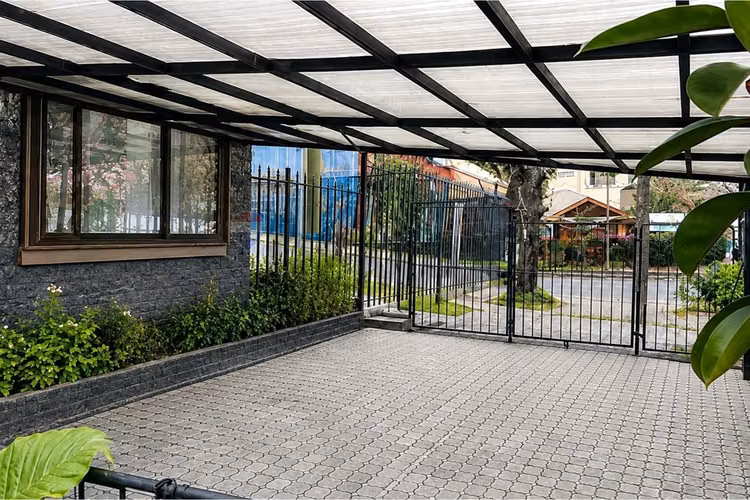 Casa de uso mixto detrás de apumanque las condes