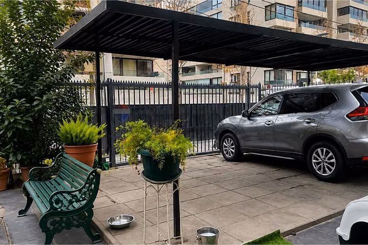 Casa de uso mixto detrás de apumanque las condes