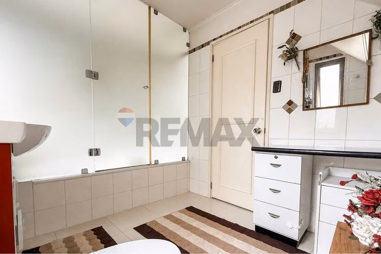 Casa de uso mixto detrás de apumanque las condes