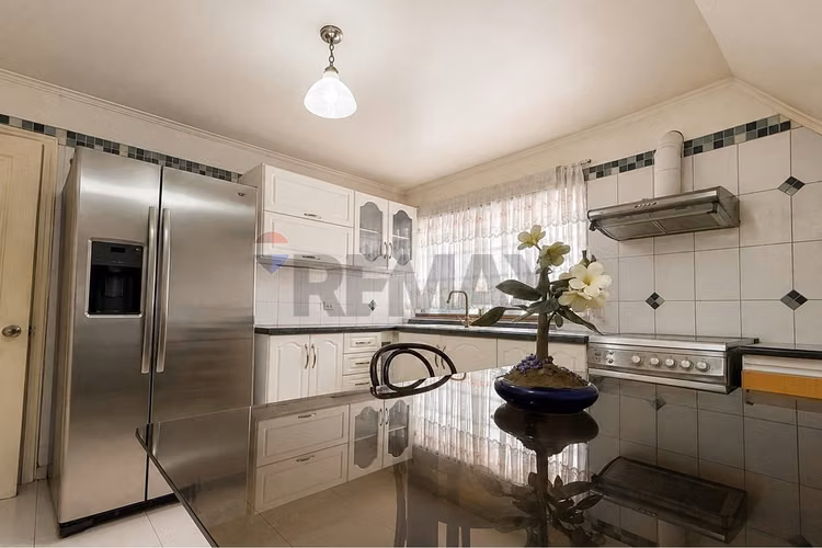 Casa de uso mixto detrás de apumanque las condes