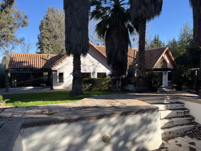 HERMOSA PARCELA  REBAJADA CON IMPRESIONANTE JARDÍN Y PISCINA