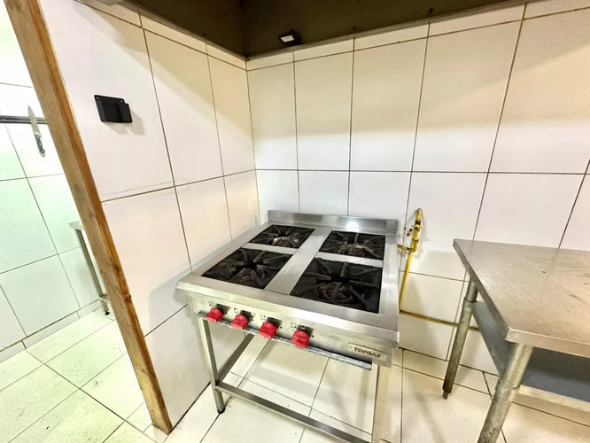 LOCAL GASTRONÓMICO EQUIPADO EN FRENTE P KRAHMER VALDIVIA