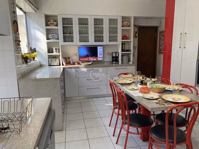 Casa en venta de 6 dorm. en Vitacura