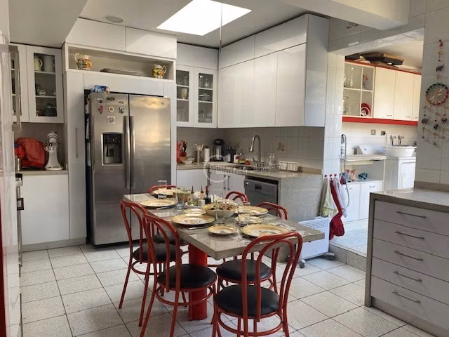 Casa en venta de 6 dorm. en Vitacura